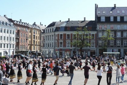 Хоро по случай 24 май на един от големите площади в Копенхаген